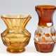2 Art Deco-Vasen, Moser Karlsbad, gelbes Glas, Boden mit Sternenschliff, H. 8 cm und bernsteinfarbenes/ weißes Glas, umlaufender Schliff, H. 10 cm - photo 1