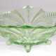 Große Art-Deco Glasschale, grün, auf 4 Füßen, floral und ornamental reliefiert, 2 seitl. Henkel in Fischform, 11,5x42x32 cm - photo 1