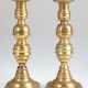 Paar Kerzenleuchter, Messing, 19. Jh., 1-flammig, quadratischer Stand, mehrfach gegliederter Schaft, Gebrauchspuren, H. je 24,5 cm - photo 1