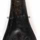Pulver-Flasche, 19. Jh., Kupfer, flacher Korpus mit Reliefdekor, Gebrauchspuren, gedellt, L. 21 cm - photo 1