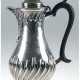 Kaffeekanne, Sheffield 1901, 925er Silber, ca. 550 g, barocke Form mit Holzgriff, geschweift godroniert, H. 23 cm - фото 1