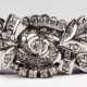 Armband, ägyptisch punziert 12, 500er GG weißvergoldet/rhodiniert, floral gestaltetes, durchbrochenes Mittelteil, Schauseite besetzt mit 19 kl. Brillanten von zus. ca. 0,5 ct. und kl. Diamantrosen, Steckschloß mit Siche… - фото 1