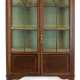 Vitrine, England um 1900, Mahagoni mit Fadenintarsien, oben Festonmalerei, oberer Teil der 2 Türen und Seitenteile verglast, 3 Holzeinlegeböden, auf 4 Beinen, Schloß fehlt, Gebrauchspuren, 171x92x32 cm - photo 1