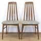 Paar Stühle "Eva", Entw. Niels Koefoed, um 1960, Teakholz, gepolsterter Sitz mit hellem gemustertem Stoffbezug, versproßte Rückenlehne, 96x48x45 cm - фото 1