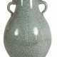 Seladonfarbene Vase mit 'Ge'-Glasur und zwei Chilong als Handhaben - Foto 1