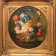 Künstler des 19. Jh. "Blumenstilleben mit Obst und Insekten", Öl/Lw., unsigniert, 64x57 cm, oval im Prunkrahmen - photo 1