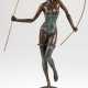 Bronze-Figur "Tänzerin mit Seil", braun und z.T. grün patiniert, auf runder Plinthe signiert "Milo", Gießerplakette "J.B. Deposee Paris", H. 29 cm, auf rundem, hellbraunem Steinsockel, Ges.… - Foto 1
