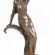 Kerzenständer im Jugendstil, figürlich "Junge Frau im fließenden Gewand mit blütenförmiger Tülle auf dem Kopf ", Bronze, braun patiniert, bez. "Milo", Gießerplakette "J.B. Deposee Paris", a… - Foto 1
