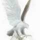 Figur "Adler mit ausgebreiteten Schwingen", Kaiser W.Germany, weißes Biskuitporzellan, H. 28 cm, lose auf rundem Holzsockel stehend - Foto 1