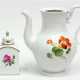 Meissen-Teedose, Rote Rose, Goldrand, 2. Wahl, H. 14 cm, Deckelzapfen rep., dazu Meissen-Kaffeekanne, Bunte Blume 1, ohne Deckel, H. 21 cm - photo 1