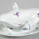 Meissen-Sauciere mit festem Unterteller, 1850-1924, Streublümchen in Lila, 2 seitl. Henkel, 1. Wahl, L. 25 cm - photo 1