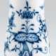 Kleine Meissen-Vase, Zwiebelmuster, Schwertermarke mit 3 Schleifstrichen, H. 10,5 cm - Foto 1