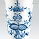 Meissen-Vase, Zwiebelmuster, konische Wandung mit ausgestelltem Rand, Schwertermarke mit 2 Schleifstrichen, H. 13 cm - photo 1