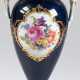 Meissen-Amphorenvase mit Volutenhenkeln, 1924-34, kobaltblau, Schauseite mit goldgerahmtem Medaillon mit polychromem Blumenbukett, Goldstaffage, 1. Wahl, H. 34 cm - photo 1