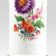 Meissen-Vase auf 4 Füßchen, auf festem Podest, Bunte Blume 3 mit Goldrändern, 1. Wahl, H. 15 cm - photo 1