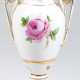 Amphorenvase, Carl Thieme, Potschappel, Dresden, 1. Hälfte 20. Jh., Rote Rose mit Goldrändern, quadratischer Sockel mit Korpus verschraubt, Volutenhenkel, H. 28 cm - Foto 1