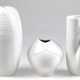 3 diverse Meissen-Vasen, weiß, 1. Wahl, H. 12,5 cm, 19,5 cm und 23 cm - photo 1