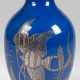 Vase mit Silberauflage, Metzler & Ortloff, 1950er Jahre, Darstellung von Skalaren und Wasserpflanzen auf blauer Glasur, H. 20,5 cm - photo 1