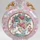 Mondvase, China, Familie Rose, 19. Jh., auf ovalem Stand, runder, abgeflachter Korpus mit figürlicher Malerei bzw. mit Vogeldarstellungen, auf den Schultern plastische Drachenfiguren, leicht konische Mündung, Goldstaffag… - photo 1