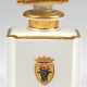 KPM-Teedose, Berlin 1849-1870, Korpus mit eingezogenen Kanten, beidseitig bekröntes Mecklenburger Wappen, Kanten mit Goldrändern, blaues Zepter mit Pfennigmarke und rotem Reichsapfel, ges. 12,5x9x6,7 cm - Foto 1