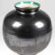 Bodenvase, Rillenkeramik, Karlsruhe, um 1950, Kugelform, silbergrauer Glasur, Rand innen grün glasiert, H. 28 cm - фото 1
