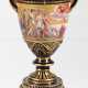 Deckel-Vase mit rundem Sockel, Wiener Hausmalerei, umlaufend figürlich bemalt mit mythologischen Szenen, kobaltblauer Grund mit reichem Golddekor, H. 29,5 cm - Foto 1