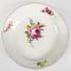 Meissen-Teller, Schwertermarke um 1780 mit Marcolinistern und rotem Strich, Form Altozier, im Spiegel polychromes Blumenbukett und auf Fahne Blüten, korallenroter Rand bestoßen, H. 5 cm, Dm. 25,5 cm - photo 1