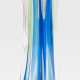 Glas-Vase, 50er Jahre, signiert, dreikantig, mit grünen und blauen Einschmelzungen, Gebrauchspuren, H. 28 cm - Foto 1