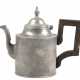Kleine norddeutsche Zinn-Teekanne, Scharnierdeckel, mit kantigem Holzhenkel, H. 17 cm - photo 1