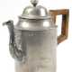 Norddeutsche Zinn-Kaffeekanne, mit kantigem Holzhenkel, Gebrauchspuren, Lötstellen und kl. Riß im Deckel, H. 20 cm - photo 1