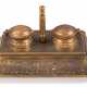 Schreibtischablage um 1880, Messing, ornamental reliefiert, 2 Tintenfässer mit Scharnierdeckel, 1 Glaseinsatz fehlt, mit mittiger Handhabe, 13x27x17,5 cm - photo 1