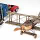 Modellauto, englischer Panzerwagen Typ "Roden 801", Blech farbig gefaßt, L. 32 cm und Modell-Flugzeug "Roter Baron", Metall, farbig gefasst, Gebrauchspuren, L. 24,5 cm, B. 25 cm - photo 1