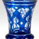 Biedermeier-Becherglas, Böhmen, blau überfangen, mit ornamentalem Schliff, H. 10,5 cm - photo 1