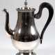 Kaffeekanne, Christofle "Malmaison", versilbert, 1,20 l, gebauchter Korpus, Palmettenfriese, Pinienzapfen als Deckelbekrönung, ebonisierter Holzhenkel, H. 25 cm - photo 1