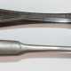 2 Zuckerzangen, dabei Koch & Bergfeld, 800er Silber, Perlrand, L. 10,5 cm und Zuckerzange, Moskau 1870, Silber (geprüft), floral ziseliert, Enden innen mit Waffelrelief, 51 g, L. 13,5 cm - photo 1