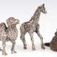 3 Tierfiguren, dabei Kamel und Giraffe, 800er Silber, ges. 38,6 g, H. 3,5 cm und 4,5 cm, dazu kl. Wiener Bronze "Sitzende Katze", H. 2,5 cm - photo 1