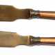 Butter- und Käsemesser, um ca. 1920, orange Guilloche-Emaille auf Messing, Firma "Alto Wald-Solingen", mit originaler Firmen-Plakette, von Richard Haastert & Bull, Länge ca. 16, 5 cm, im Original-Etui - photo 1