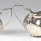 Zuckerschale und Sahnekännchen, Sterlingsilber, Birmingham, gebauchter Korpus mit gewelltem Rand, mit vertikalem Rillendekor, Ges.-Gew. 184 g, H. 7,5 cm und 9 cm - фото 1