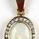 Opal-Brillant-Anhänger mit Kette, ausgefaßt mit 1 ovalen Opal-Cabochon von ca. 1,85 ct. und 24 Brillanten von zus. ca. 0,24 ct., VS-Si, Anhänger-L. (mit Öse) 3,2 cm, Gew. 4,56 g, Ketten-L. 49 cm, Ges.-Gew. 7,81 g (Wiede… - фото 1