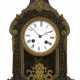 Boulle-Uhr, Frankreich 19. Jh., ebonisiertes Holzgehäuse mit reichen Messingeinlagen und reliefierten Bronzeverzierungen, emailliertes Zifferblatt mit römischen Zahlen, Blattfederaufhängung, Halbstundenschlag auf Glocke,… - Foto 1