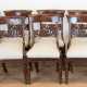 Biedermeier-Kulissentisch und 10 -Stühle, Mahagoni, Stühle mit verstrebter, geschnitzter Rückenlehne und kannelierten Beinen, davon bei 4 Stühlen Rückenlehne mit eingerolltem Rand und etwas anderen Beinen, gepolsterter … - Foto 1