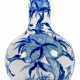 Unterglasurblaue 'Neun Pfirsich'-Vase aus Porzellan - Foto 1