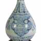 Unterglasurblau dekorierte Vase aus Porzellan mit Dekor von Lotos auf Wellen, Holzstand - фото 1