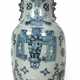 Unterglasurblaue Vase mit verschiedenen Antiquitäten und Emblemen - photo 1