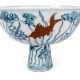 Unterglasurblauer Stemcup aus Porzellan mit Lotosdekor und roten Fischen - photo 1