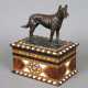 Holzschatulle mit Schäferhund Figur - um 1900, rec… - фото 1