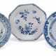 Drei unterglasurblaue Teller aus Porzellan mit floralem Dekor - Foto 1