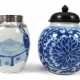 Unterglasurblauer Topf mit Holzdeckel und Vase mit Silbermontierung aus Porzellan - photo 1