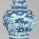 Große Deckelvase mit Chinoiserien Fayence, hellkle… - photo 1