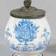 Zierdose mit Wappen und Löwenknauf Fayence. Gebauc… - photo 1